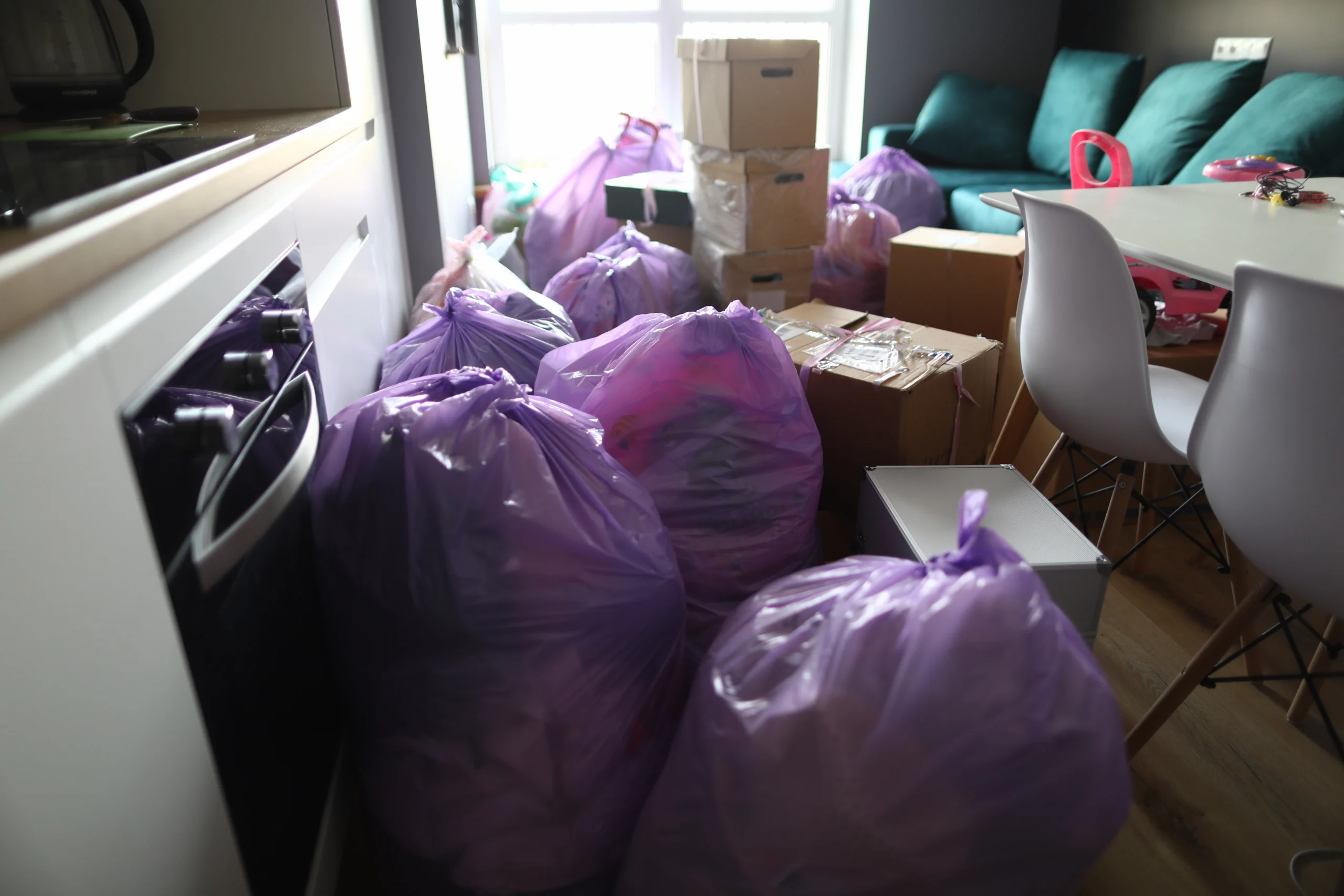 la-cocina-esta-llena-de-bolsas-de-basura-y-cajas-de-carton (convert.io)